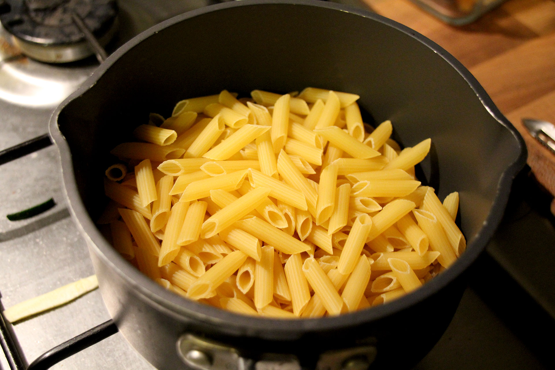 200 grammes of penne pasta